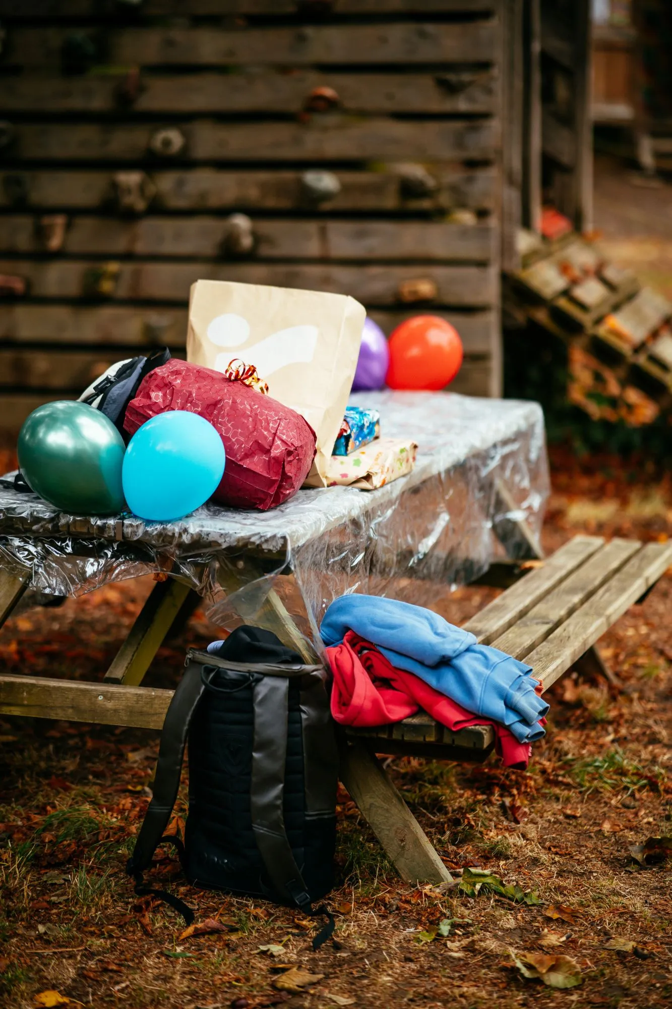 Ballons et cadeaux posés sur la table de pique-nique réservée pour l'anniversaire