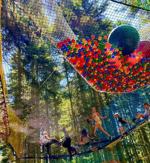 Piscine à balles suspendue dans les arbres